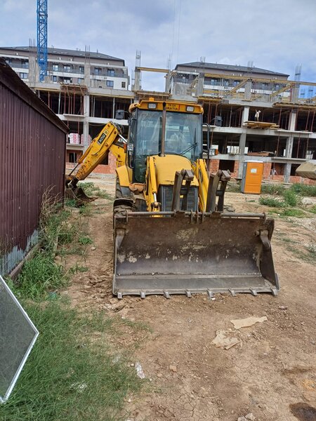 Buldoexcavator de vanzare zona Militari.